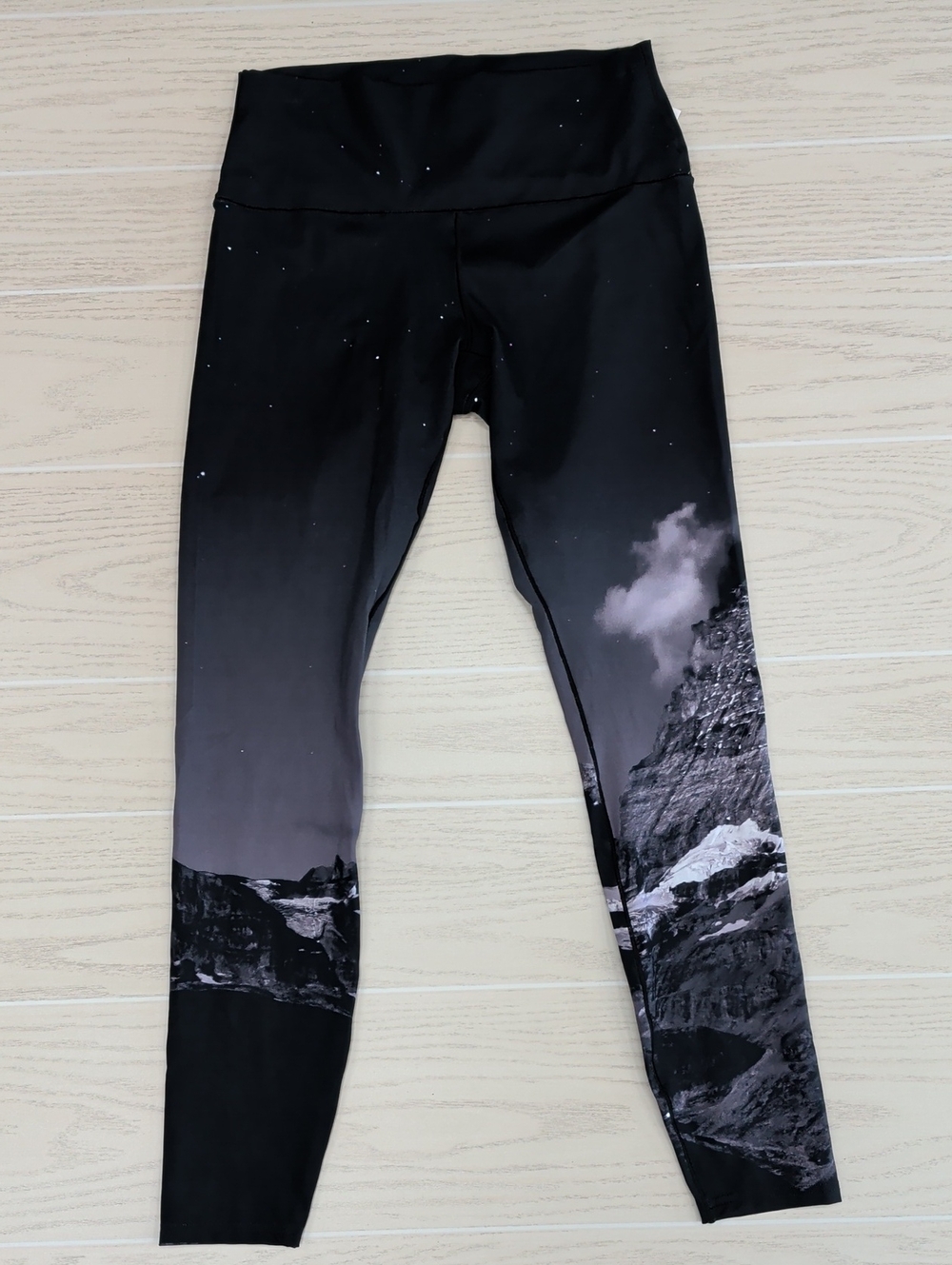 Women's NWT Midnight Mountain-Print High-Waist Performance Leggings